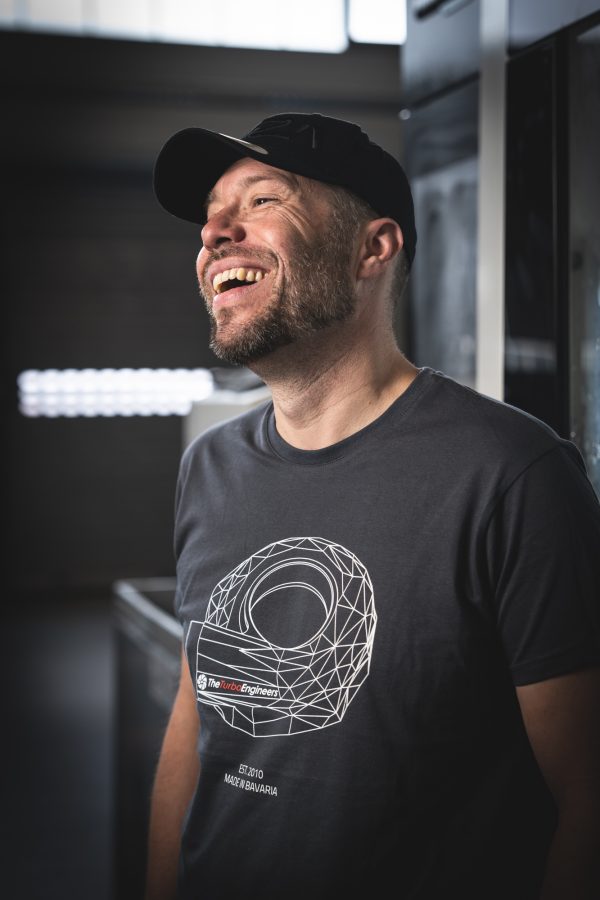 T-Shirt TTE Low Poly Turbolader – Bild 3